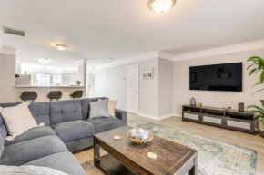 8 Mi to Downtown Atlanta Townhome!